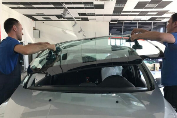Установка скла на авто: что киевлянину нужно знать перед визитом в сервис